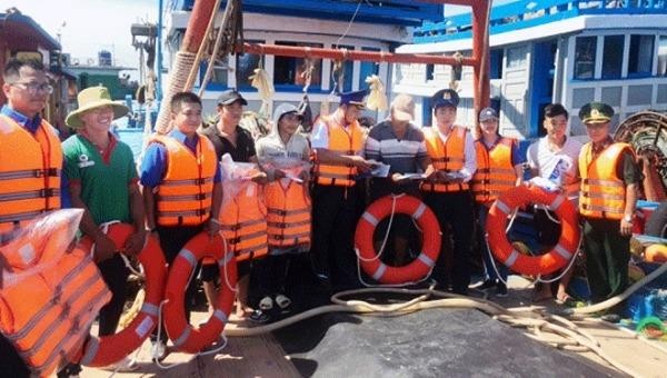 Cảnh sát biển và BĐBP phối hợp tuyên truyền cho ngư dân đảo Bạch Long Vĩ, Hải Phòng.
