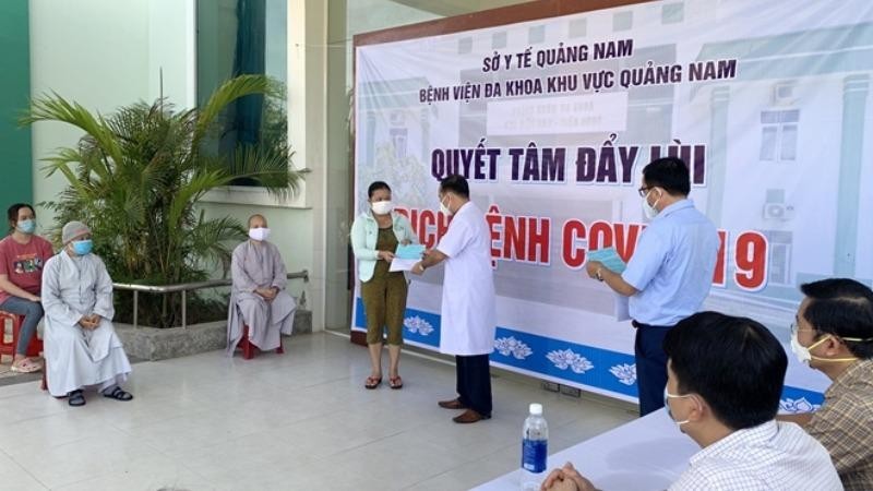 Bệnh viện đa khoa khu vực Quảng Nam công bố khỏi bệnh cho bệnh nhân COVID-19.