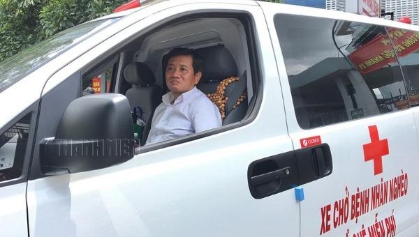 Ông Đoàn Ngọc Hải lái xe cứu thương chở bệnh nhân miễn phí.