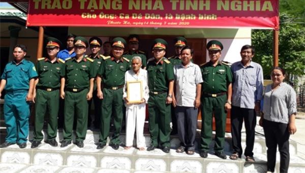 Bộ Chỉ huy Quân sự tỉnh Ninh Thuận trao tặng “Nhà tình nghĩa” cho đối tượng chính sách.