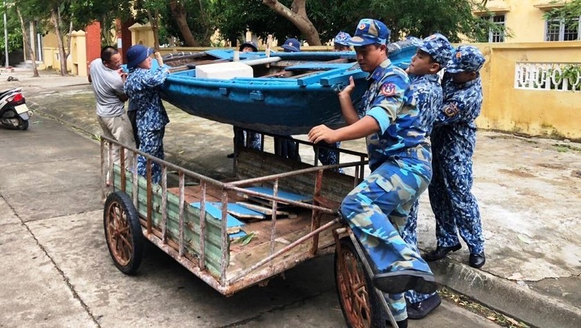 Bộ đội Hải quân chuyển thuyền cá của dân đến nơi an toàn.