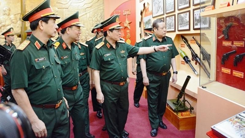 Bộ trưởng Ngô Xuân Lịch và các đại biểu tham quan các sản phẩm của Tổng cục CNQP.