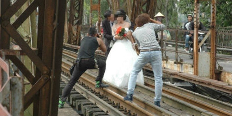 Bất chấp nguy hiểm để chụp ảnh cưới.