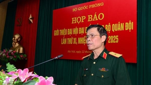 Thiếu tướng Vũ Đình Vân thông tin đến các cơ quan thông tấn báo chí.