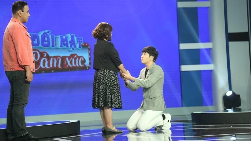 Chàng MC quỳ xuống xin mẹ cho mình được tự do quyết định cuộc sống trong một chương trình truyền hình .