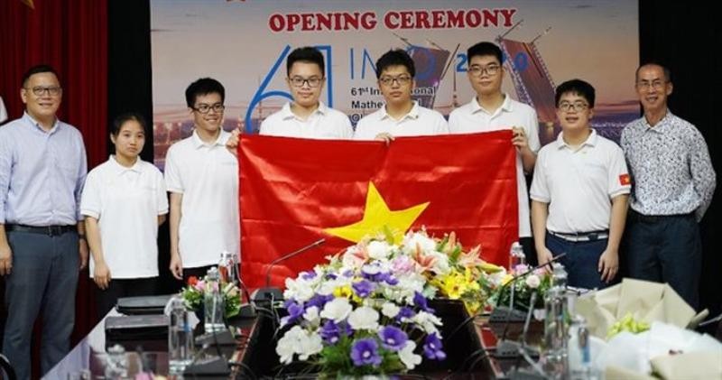 Đội tuyển Việt Nam giành 2 Huy chương Vàng Olympic Toán quốc tế 2020, trong đó có một em học sinh mới học lớp 10.