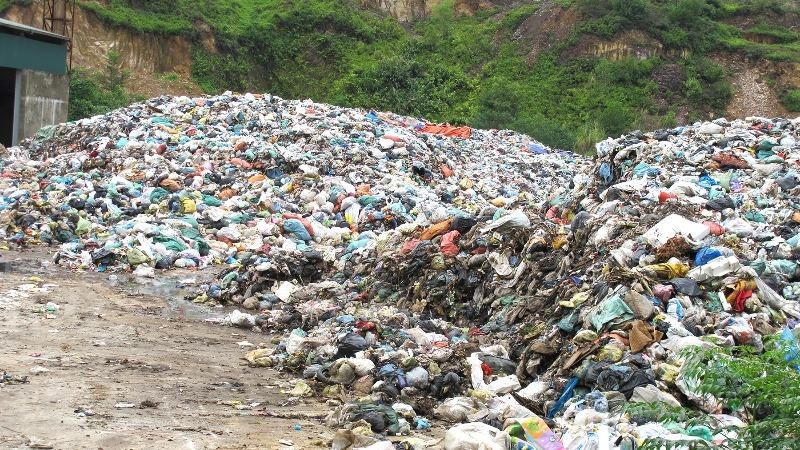 Rác ở bãi rác Phượng Thành đã chất thành núi.