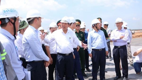 Phó Thủ Tướng Trương Hòa Bình thị sát dự án sân bay Long Thành.