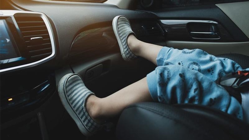 Trẻ nhỏ ngồi ghế trước của ô tô có nguy cơ mất an toàn. Hình minh họa