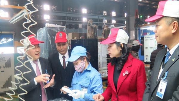 Lãnh đạo LĐLĐ TP Hà Nội thăm hỏi công nhân tại một doanh nghiệp trên địa bàn.