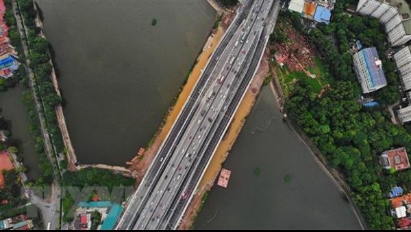 Hai cầu vượt đi thấp qua hồ Linh Đàm được thiết kế song song với cầu cạn đường Vành đai 3.