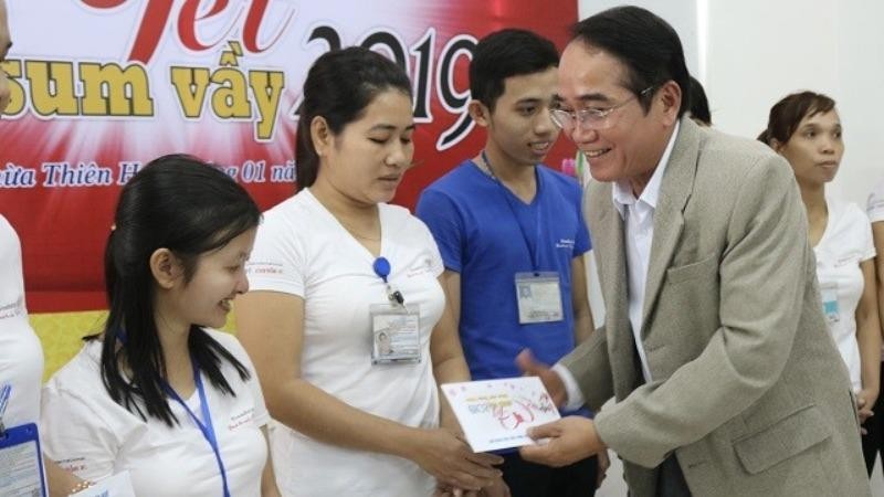 Ông Bùi Thanh Hà tặng quà cho gia đình chính sách.