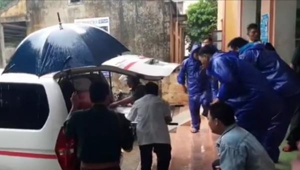 Người phụ nữ bị điện giật được đưa tới Bệnh viện Minh Hóa cấp cứu và điều trị.