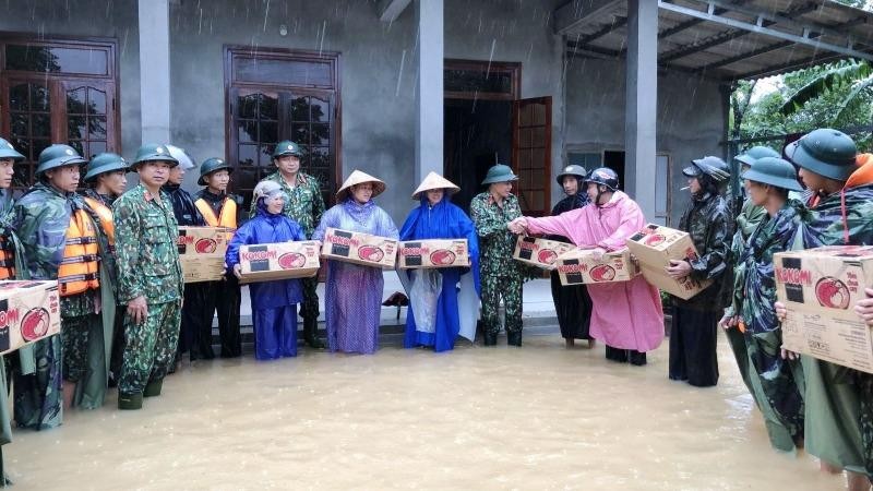 Cán bộ, chiến sĩ Trung đoàn 19 trao hỗ trợ mỳ tôm cho bà con nhân dân xã Cam Thành, huyện Cam Lộ.