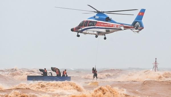 Trực thăng cứu hộ các thuyền viên trên tàu mắc cạn tại Cửa Việt, Quảng Trị.