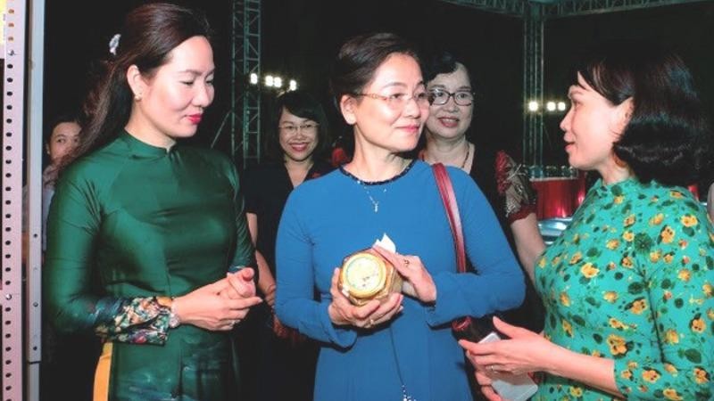 Phó Chủ tịch Hội LHPN Việt Nam Trần Thị Hương (giữa) trò chuyện cùng các phụ nữ có sản phẩm tham gia ngày hội khởi nghiệp tỉnh Quảng Ninh 2020.