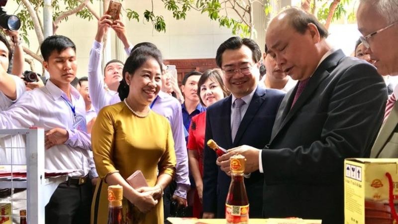 Thủ tướng Nguyễn Xuân Phúc tham quan khu trưng bày đặc sản Kiên Giang bên lề Hội nghị  xúc tiến đầu tư của tỉnh.