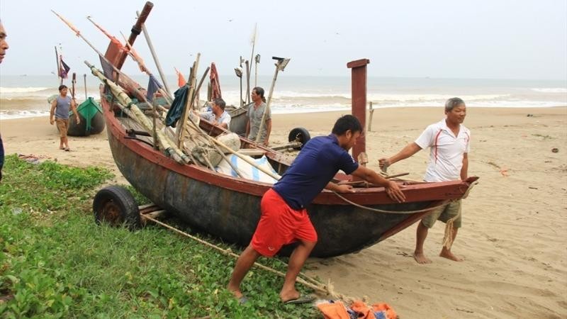 Ngư dân Thanh Hóa hối hả sơ tán thuyền tránh cơn bão số 7. Ảnh Lao động.