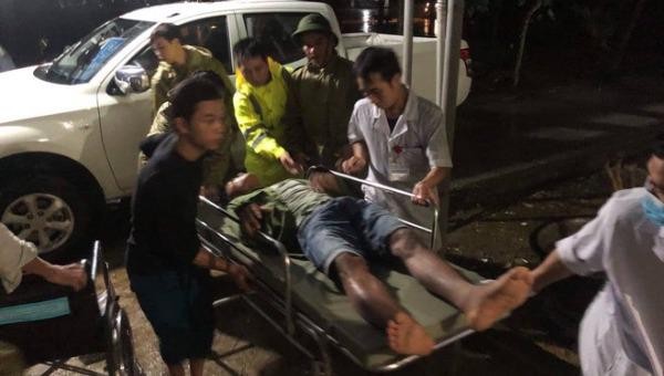 Nhóm công nhân bị thương tại Thủy điện Rào Trăng 4 ở Thừa Thiên Huế được đưa đến bệnh viện Bình Điền.