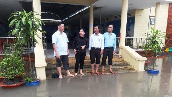 Nhiều điểm trường trên địa bàn huyện Trần Văn Thời bị ngập sâu trong nước. Ảnh Báo Cà Mau.