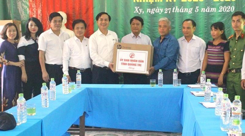 Chủ tịch UBND tỉnh Quảng Trị thăm, tặng quà các xã biên giới của huyện Hướng Hoá.