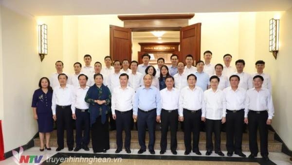 Ban Thường vụ Tỉnh ủy Nghệ An chụp ảnh lưu niệm với các Ủy viên Bộ Chính trị, Bí thư Trung ương Đảng. 