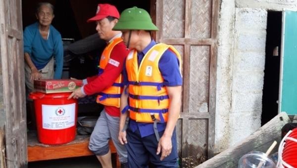 Hội Chữ thập đỏ Quảng Bình hỗ trợ người dân vùng bị ngập lụt. 