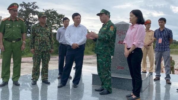 Phó Thủ tướng Phạm Bình Minh kiểm tra tình hình biên giới và thăm, động viên cán bộ, chiến sĩ Đồn Biên phòng Cửa khẩu Đắk Ruê.