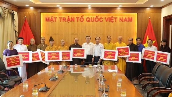 Chủ tịch Ủy ban Trung ương Mặt trận Tổ quốc Việt Nam Trần Thanh Mẫn tiếp nhận ủng hộ.
