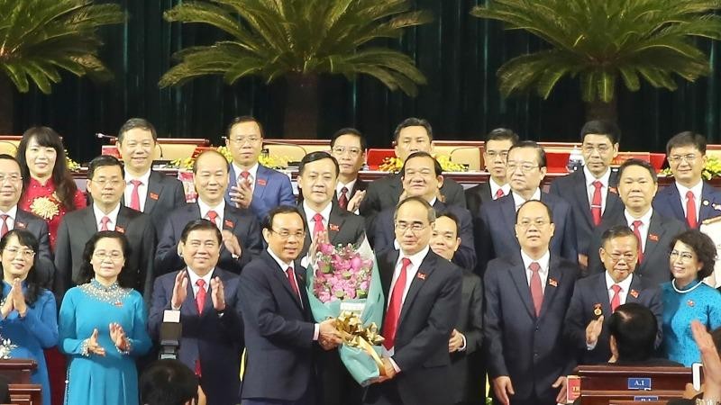 Nguyên Bí thư Thành ủy TPHCM Nguyễn Thiện Nhân tặng hoa cho tân Bí thư Thành ủy Nguyễn Văn Nên.