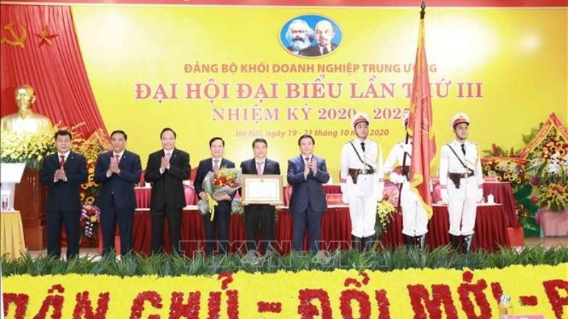 Ông Nguyễn Xuân Thắng trao Huân chương Lao động hạng Nhất cho Đảng bộ Khối Doanh nghiệp Trung ương.