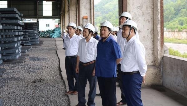 Bí thư Tỉnh ủy Cao Bằng Lại Xuân Môn thăm dây chuyền sản xuất phôi thép – Công ty Cổ phần Gang thép Cao Bằng.