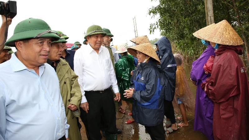 Phó Thủ tướng Thường trực Trương Hòa Bình thị sát công tác khắc phục và động viên nhân dân xã Hải Định (Hải Lăng, Quảng Trị) sớm ổn định cuộc sống.