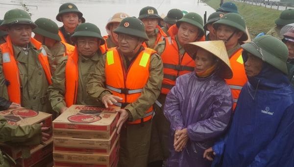 Phó Thủ tướng Trịnh Đình Dũng tặng quà hỗ trợ dân vùng lũ Cẩm Xuyên (Hà Tĩnh).