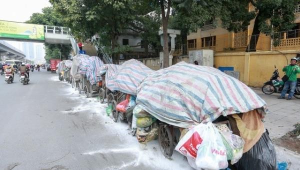 Rác ùn ứ trong nội đô vì người dân chặn xe vào bãi rác Nam Sơn.