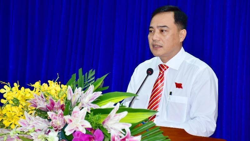 Ông Trần Thanh Tuấn - Chủ tịch Uỷ ban MTTQ Việt Nam huyện Vĩnh Lợi (Bạc Liêu) góp vào dự thảo văn kiện.