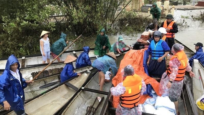 Các đoàn từ thiện từ xa đến phải thuê thuyền để tiếp cận người dân.