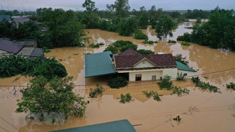 Mưa lớn và lũ lụt gây thiệt hại nghiêm trọng về người và tài sản tại nhiều tỉnh miền Trung.