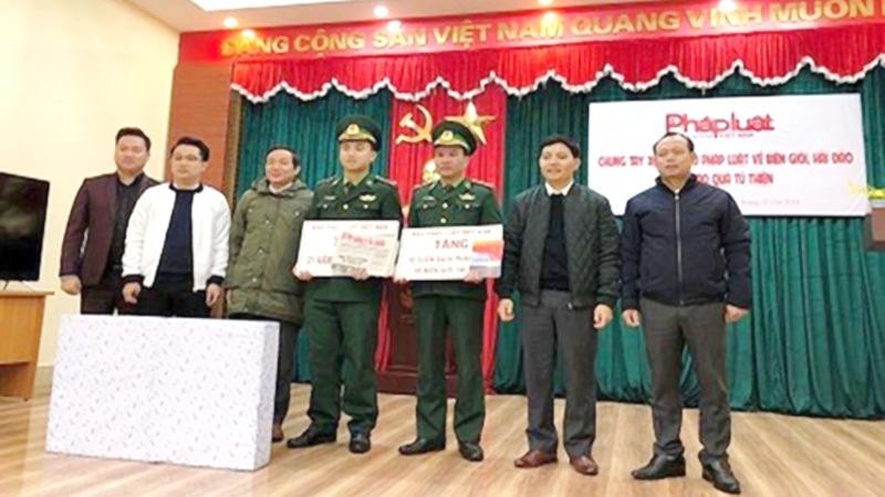 Đại diện Báo Pháp luật Việt Nam tặng quà, sách pháp luật và báo cho Đồn Biên phòng Bình Liêu, BĐBP Quảng Ninh.