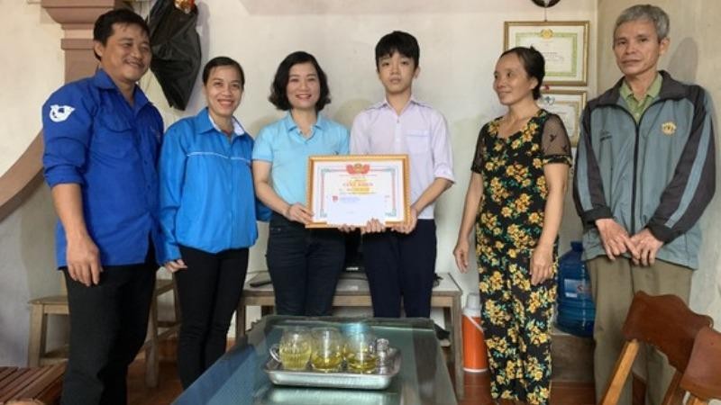 Huyện đoàn Đức Thọ biểu dương, trao giấy khen cho em Phan Văn Quang.