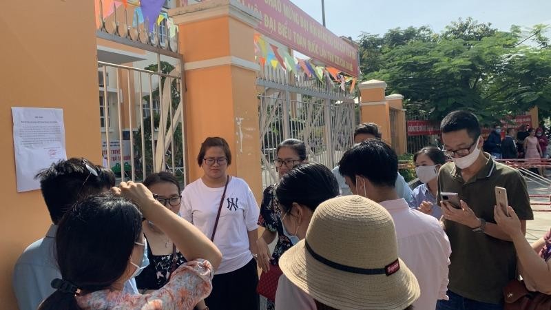 Một số phụ huynh tập trung trước cổng trường tiểu học Trần Thị Bưởi.