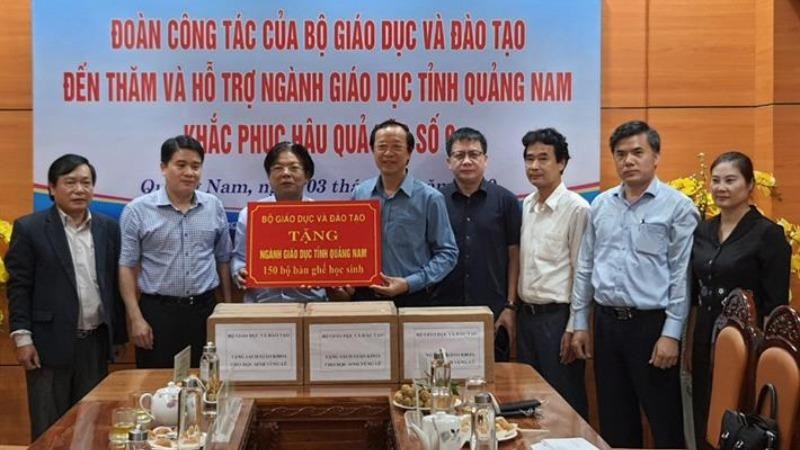 Thứ trưởng Phạm Ngọc Thưởng tặng quà cho đại diện ngành GD tỉnh Quảng Nam.
