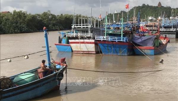 Ngư dân Phú Yên neo đậu tàu thuyền tránh bão số 10.