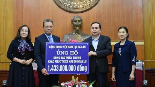 Trao tiền ủng hộ đồng bào miền Trung của cộng đồng người Việt Nam ở nước ngoài.