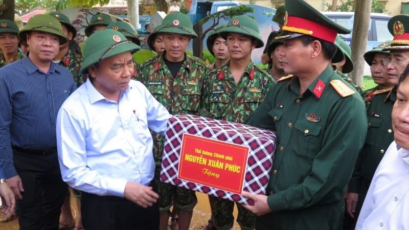 Thủ tướng tặng quà cán bộ, chiến sĩ Quân khu 4 giúp dân khắc phục hậu quả lũ lụt.