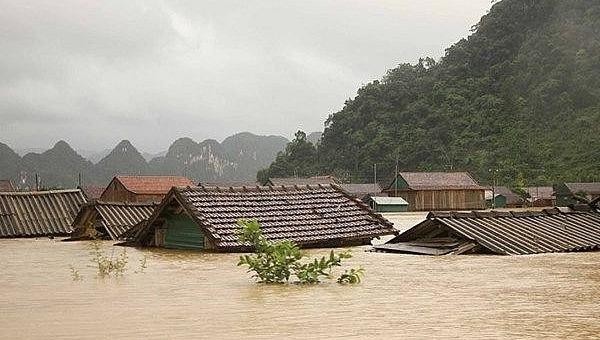 Lũ lụt gây ra hậu quả nặng nề tại các tỉnh miền Trung.