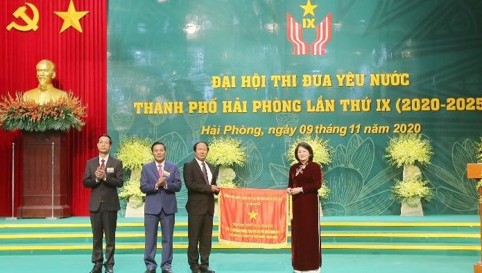 Phó Chủ tịch nước Đặng Thị Ngọc Thịnh trao cờ thi đua của Chính phủ cho TP Hải Phòng.