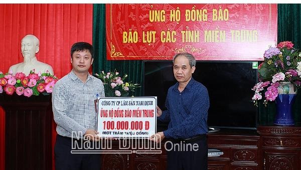 Ủy ban MTTQ tỉnh Nam Định tiếp nhận ủng hộ đồng bào miền Trung.