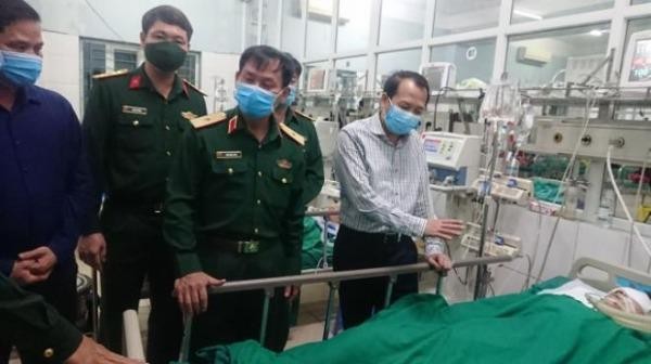 Lãnh đạo tỉnh cùng Bộ Chỉ huy Quân sự tỉnh Hà Giang thăm chiến sĩ công binh bị thương.