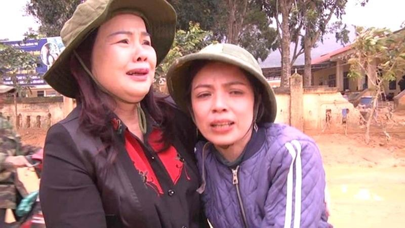  Lãnh đạo Sở GD&ĐT tỉnh Quảng Trị bật khóc, chia sẻ với những khó khăn của các cán bộ, giáo viên Trường Mầm non Hướng Việt.